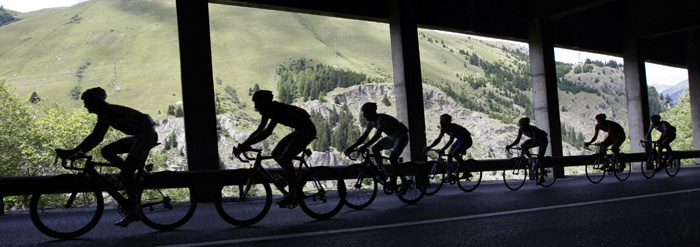 Riders cycle under a tunnel during the 16th stage of the 96th Tour de France cycling race between Martigny and Bourg Saint Maurice, July 21, 2009. REUTERS/Eric Gaillard.