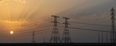 Electric pylons supporting power cables are seen near the Western Region of Liwa near Abu Dhabi March 31, 2010. Abu Dhabi-based Invest AD believes valuations in the Gulf Arab markets have come down to "reasonable" levels as it launches two open-ended funds seeking to tap growth opportunities in the region. REUTERS/Jumana ElHeloueh.